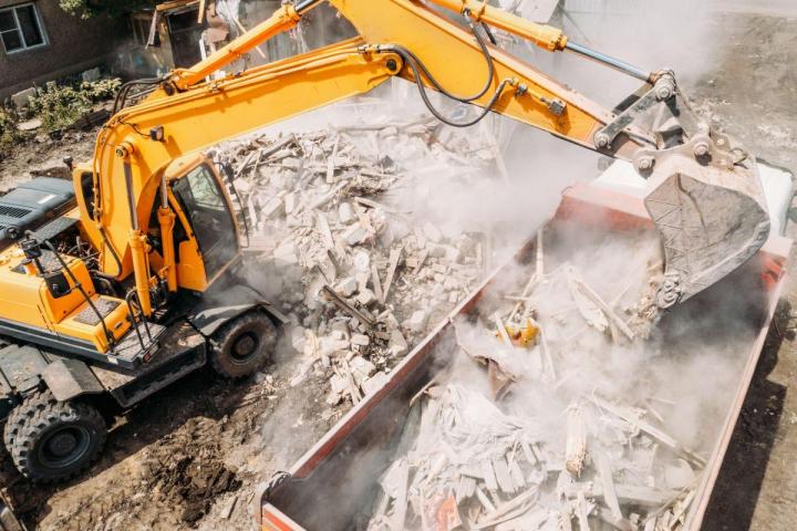 Réalisation de petits travaux de démolition.