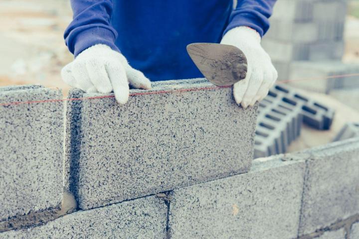 Travaux de construction de murs.