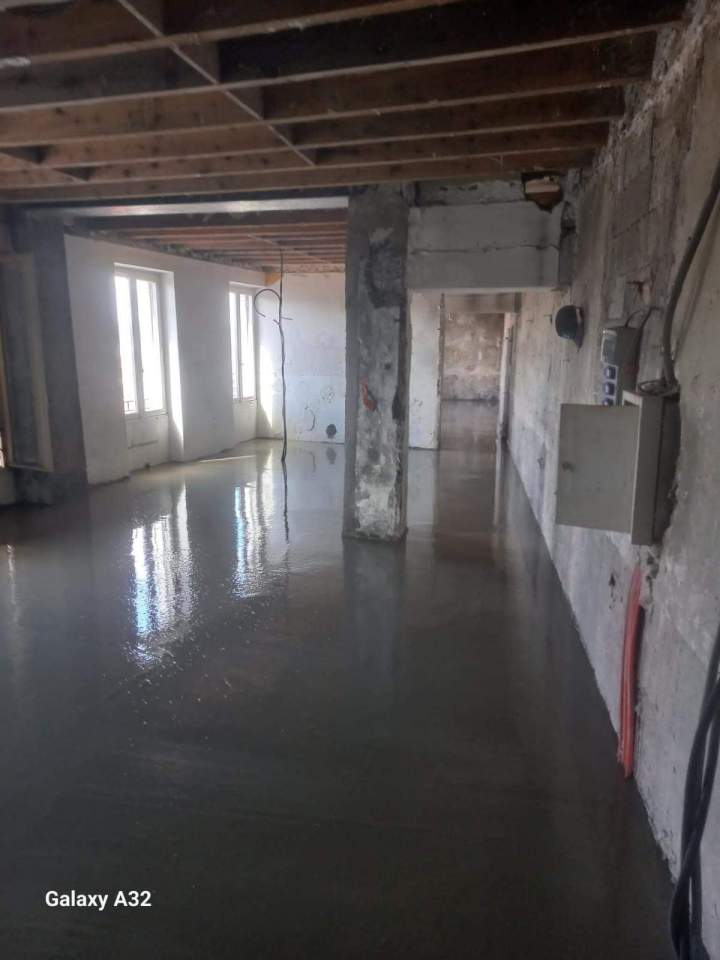 Dallage béton armé lissé à l'hélicoptère