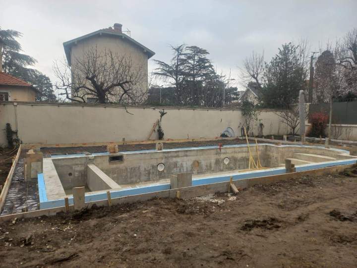 Plage piscine béton armé